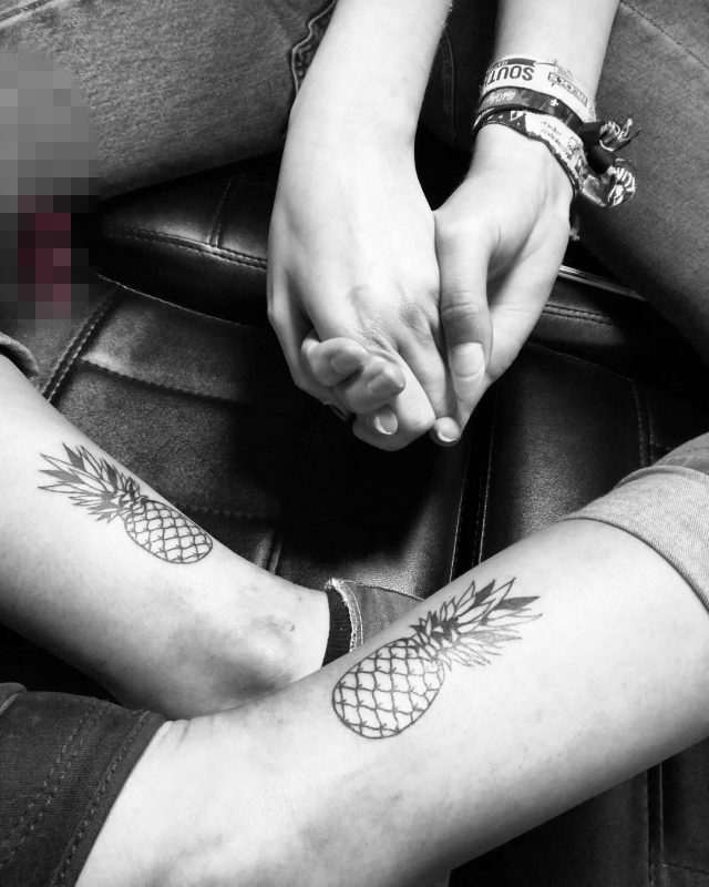 点击大图看下一张：闺蜜小腿上黑色线条创意菠萝小图案纹身图片