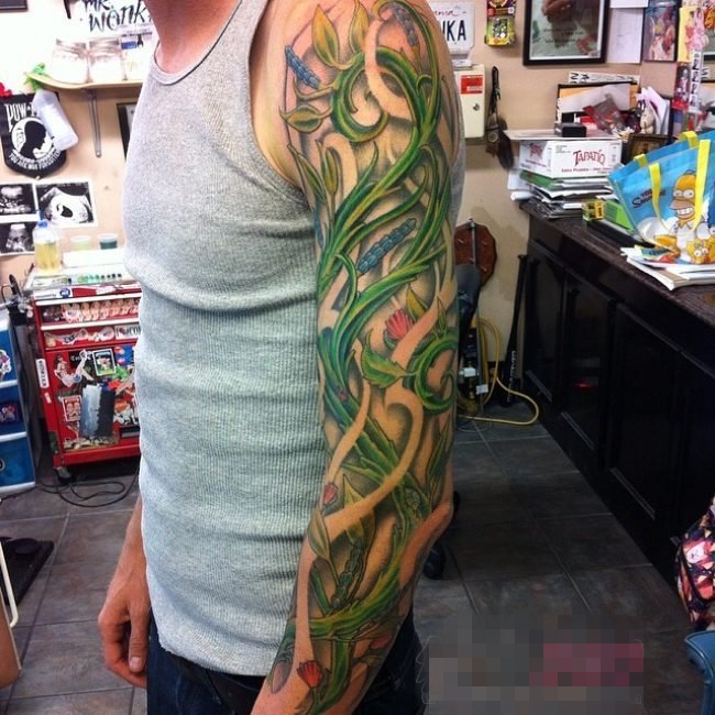 点击大图看下一张：男生手臂上彩绘水彩创意个性花臂纹身图案