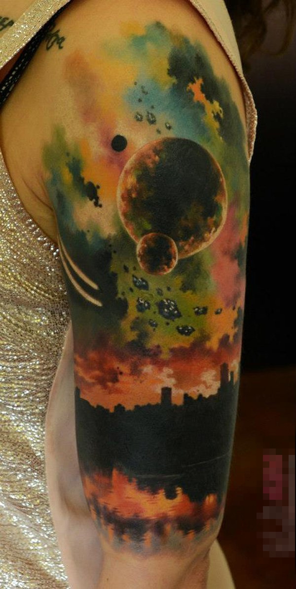 点击大图看下一张：男生手臂上彩绘水彩创意落日星球风景纹身图片