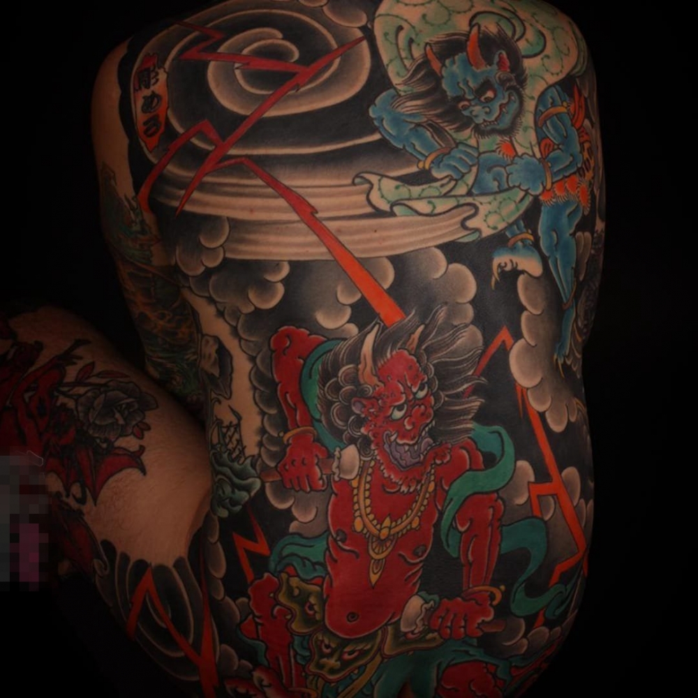 点击大图看下一张：男性后满背彩色传统日本神话人物风神雷神纹身图片