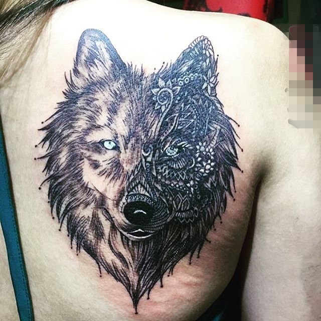 点击大图看下一张：女生背部黑色素描点刺技巧创意花纹狼头纹身图片