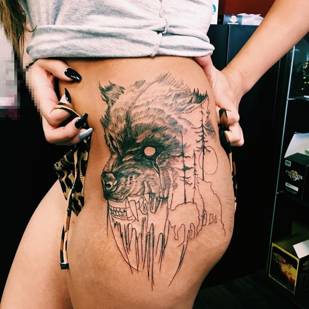 点击大图看下一张：女生大腿上黑色素描点刺技巧创意狼头纹身图片