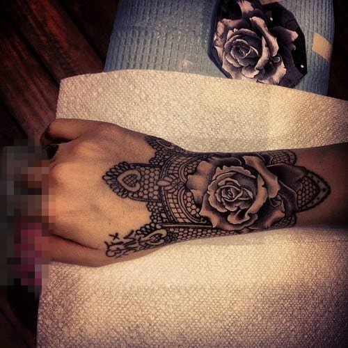 点击大图看下一张：女生手臂上黑色线条素描创意玫瑰手链纹身图片