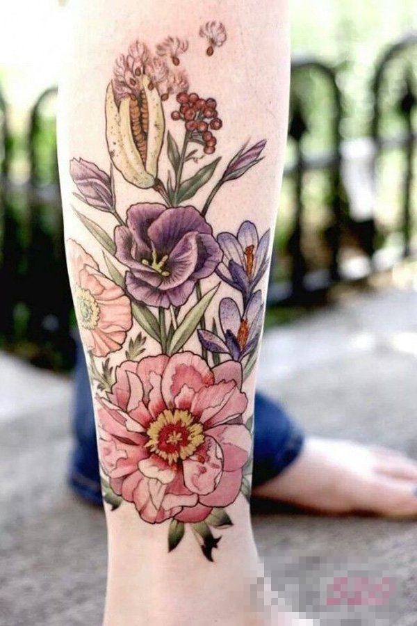点击大图看下一张：女生小腿上彩绘水彩创意唯美花朵纹身图片