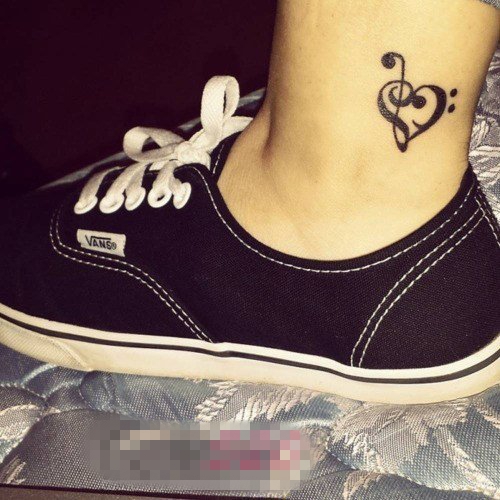 点击大图看下一张：女生小腿上黑色线条心形元素音符纹身图片