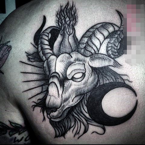 点击大图看下一张：男生背部黑色素描点刺技巧动物羊头纹身图案