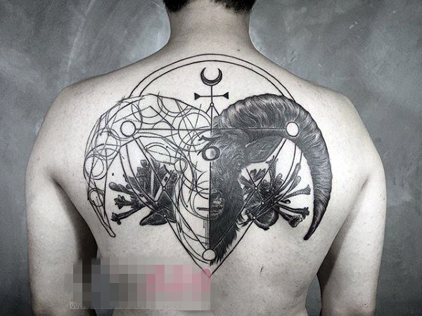 点击大图看下一张：男生背部黑色线条素描创意羊头纹身图片