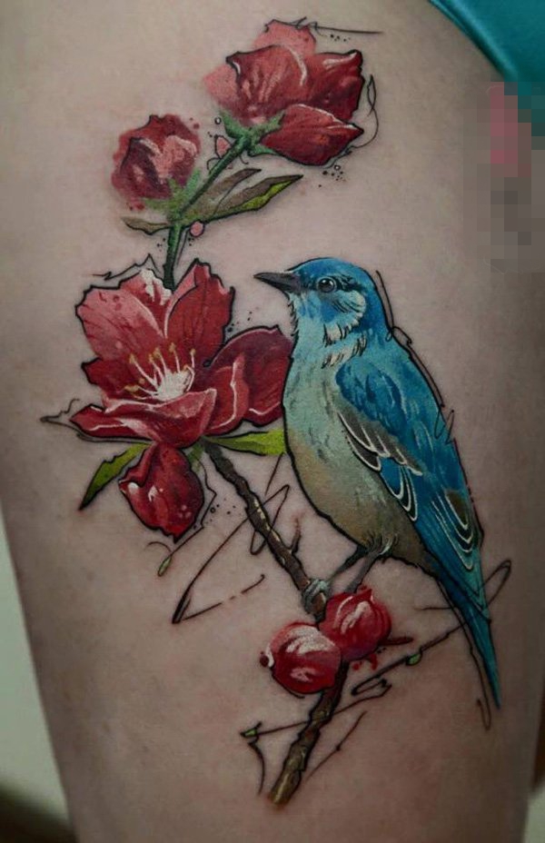 点击大图看下一张：女生大腿上彩绘水彩创意小鸟和花朵纹身图片