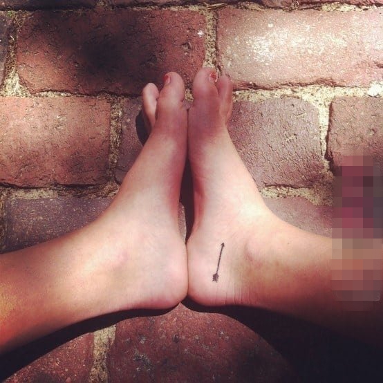点击大图看下一张：女生脚部黑色线条几何元素箭纹身图片