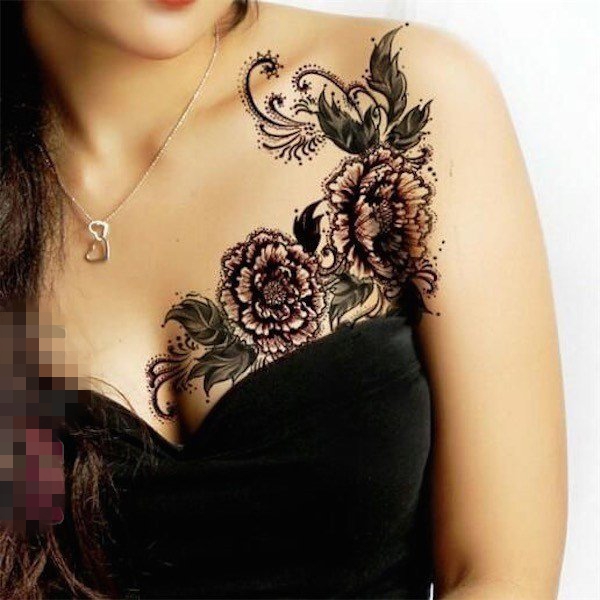 点击大图看下一张：女生锁骨下黑色素描点刺技巧创意唯美花朵纹身图片