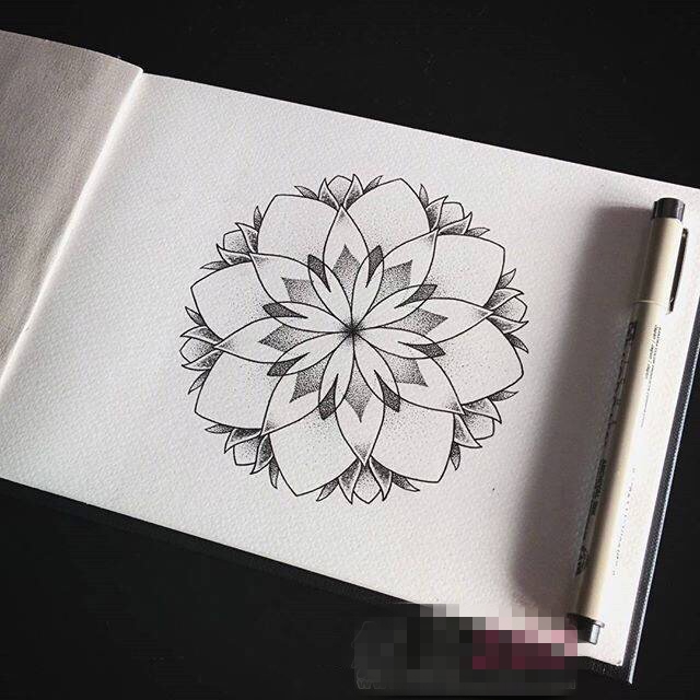 点击大图看下一张：个性的黑色点刺简单线条花朵纹身手稿