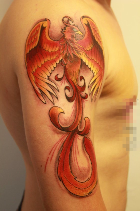 点击大图看下一张：男生手臂上彩绘水彩创意凤凰纹身图片