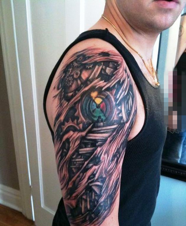 点击大图看下一张：男生手臂上黑色素描创意齿轮机械元素纹身图片