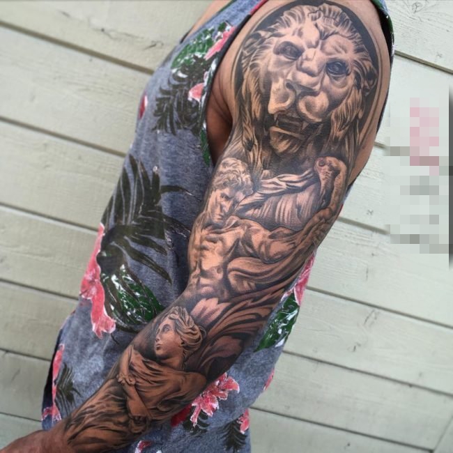 点击大图看下一张：男生手臂上黑色线条素描创意花臂纹身图案
