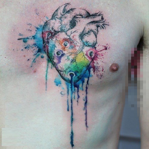 点击大图看下一张：男生胸部彩绘泼墨抽象线条心脏纹身图片