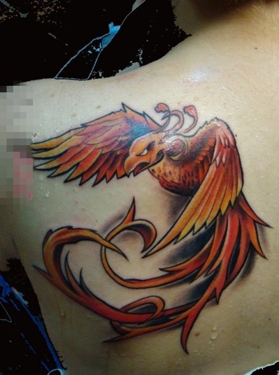 点击大图看下一张：女生背部彩绘水彩创意个性红色展翅凤凰纹身图片