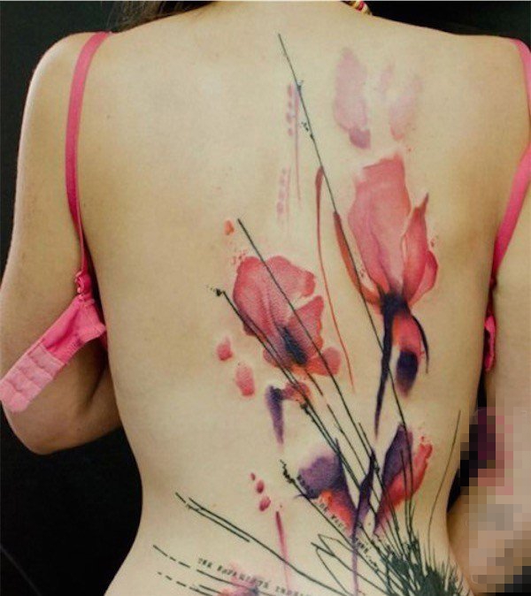 点击大图看下一张：女生背部彩绘水彩创意唯美花朵纹身图片