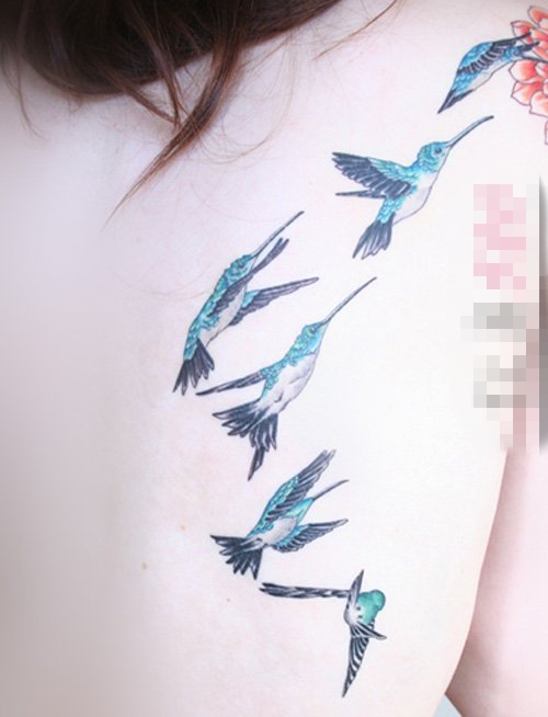 点击大图看下一张：女生背部彩绘水彩创意小鸟纹身图片