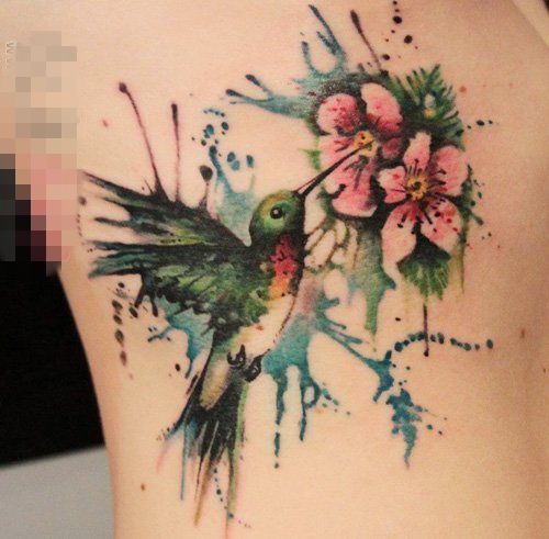 点击大图看下一张：女生侧腰上彩绘水彩泼墨创意小鸟纹身图片
