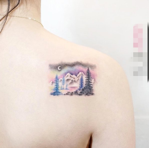 点击大图看下一张：女生后背上彩绘清新山水风景纹身图片
