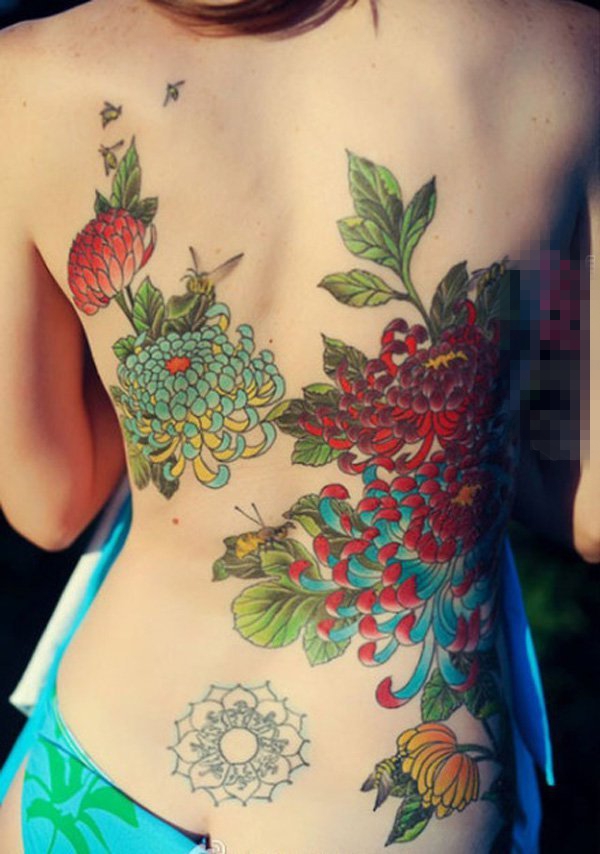 点击大图看下一张：女生后背上彩绘植物素材艳丽花朵纹身图片