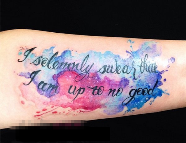 点击大图看下一张：女生手臂上彩绘渐变花体英文纹身图片
