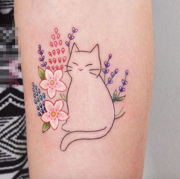 点击大图看下一张：女生手臂上彩绘素描可爱小猫和唯美花朵纹身图片