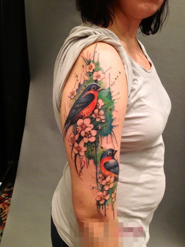 点击大图看下一张：女生手臂上彩绘植物花朵和小鸟纹身图片