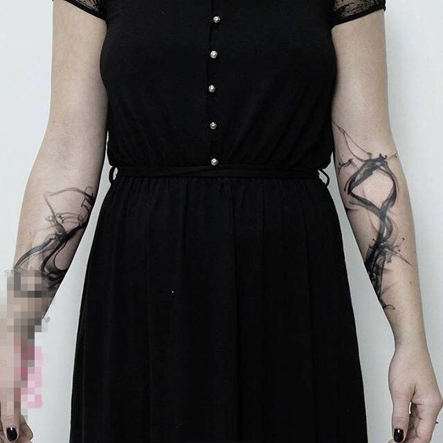 点击大图看下一张：女生手臂上黑色点刺水墨抽象线条纹身图片