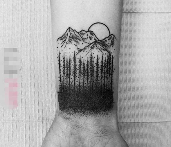 点击大图看下一张：女生手臂上黑色素描创意森林群山纹身图片