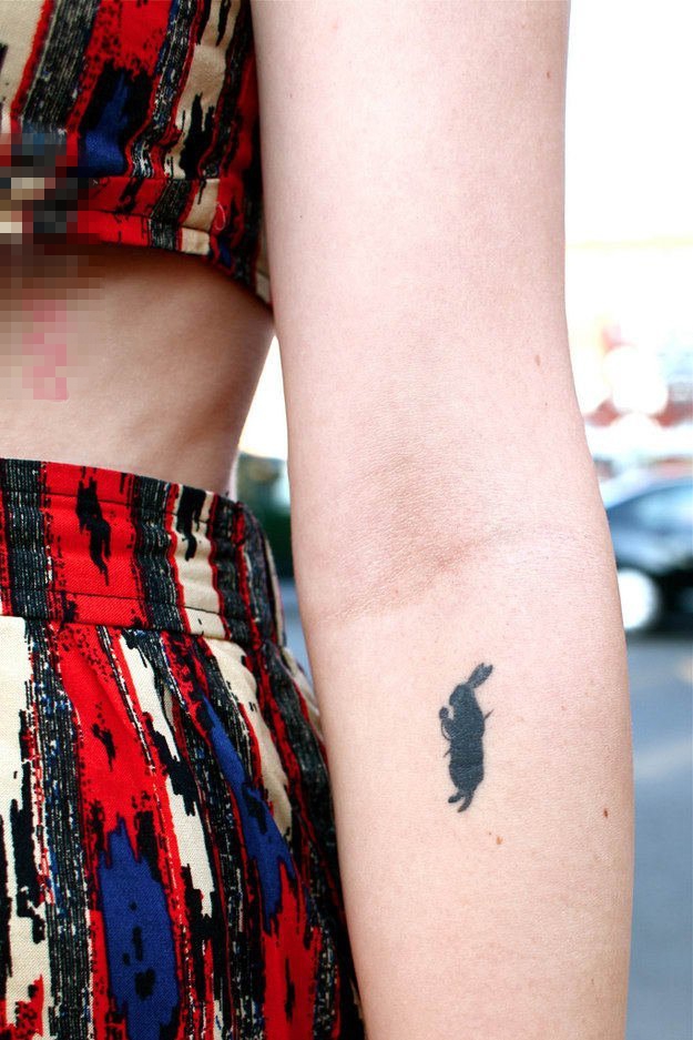 点击大图看下一张：女生手臂上黑色小动物兔子轮廓纹身图片