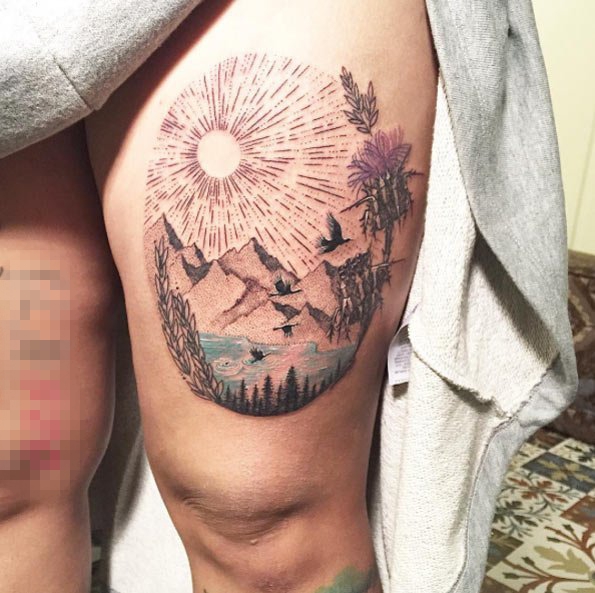 点击大图看下一张：女生腿上彩绘清新山水风景纹身图片