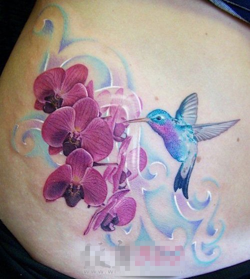点击大图看下一张：女生腰上彩绘水彩文艺小清新小鸟和花朵纹身图案