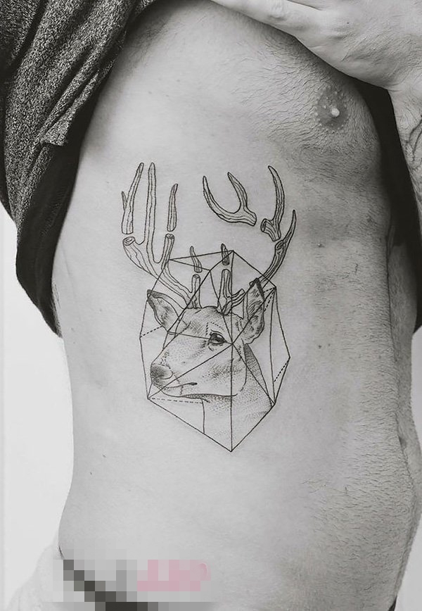 点击大图看下一张：男生侧腰上黑色线条几何元素鹿头纹身图片