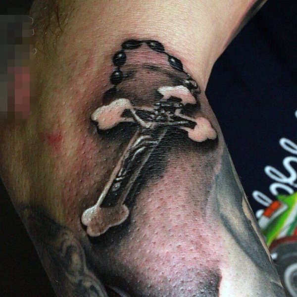 点击大图看下一张：男生手臂上黑灰点刺个性十字架纹身图片
