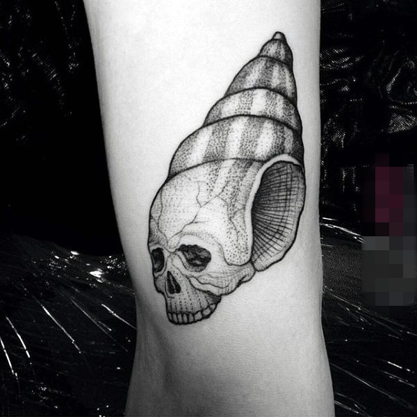 点击大图看下一张：男生手臂上黑灰素描创意海螺和骷髅头纹身图片