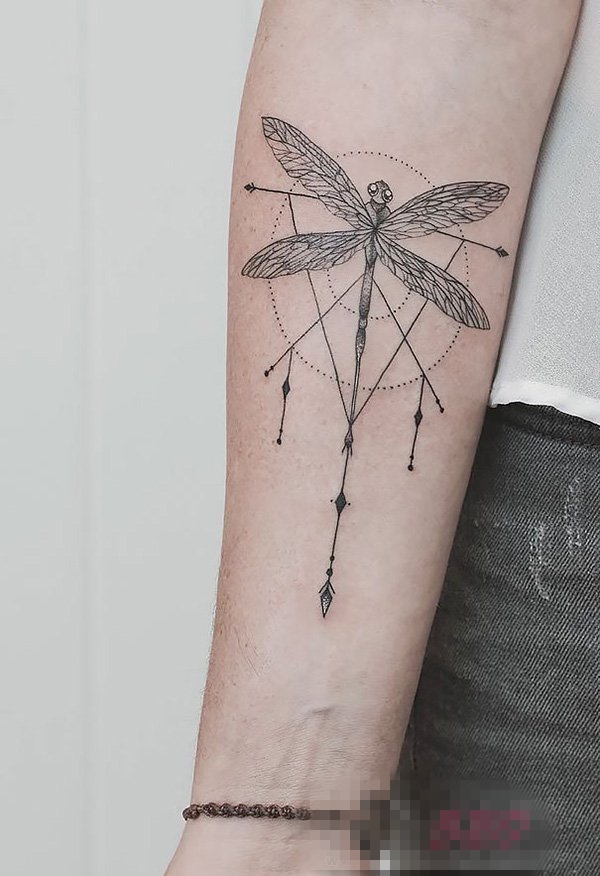 点击大图看下一张：男生手臂上黑色线条几何元素创意蜻蜓纹身图片