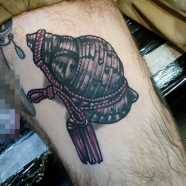 点击大图看下一张：男生小腿上彩绘点刺海螺和绳子纹身图片