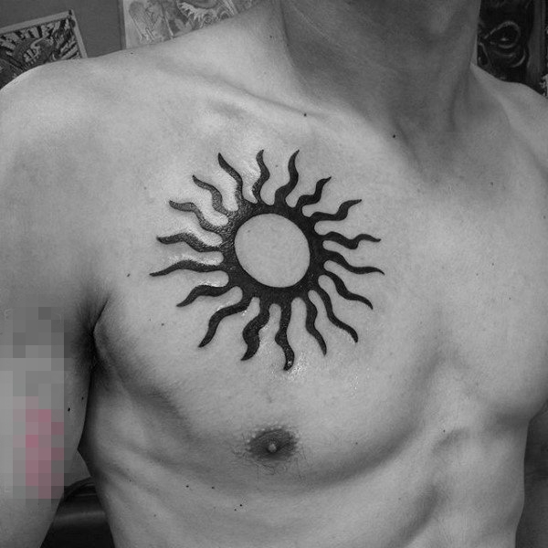点击大图看下一张：男生胸口上黑色线条创意太阳纹身图片