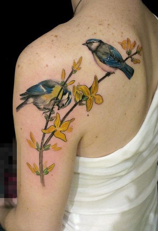 点击大图看下一张：女生背部彩绘水彩创意小鸟唯美纹身图片