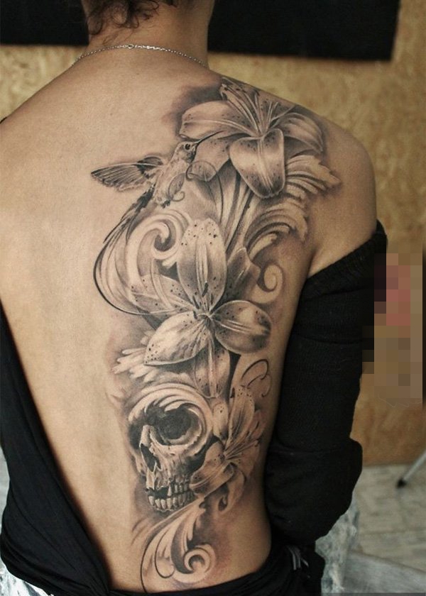 点击大图看下一张：女生背部黑色素描点刺技巧唯美花朵纹身图片