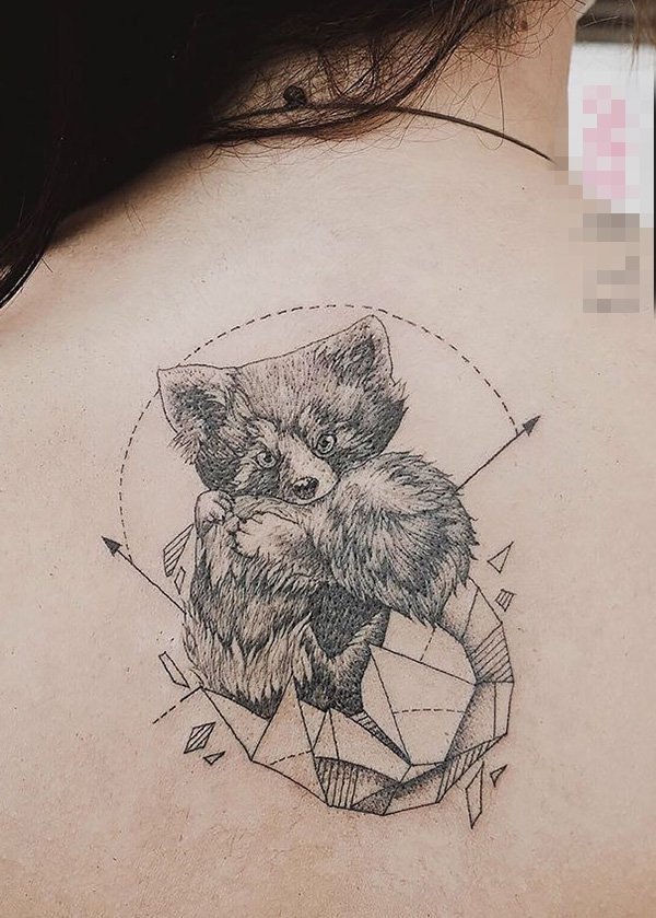 点击大图看下一张：女生背部黑色线条几何元素创意泰迪熊纹身手稿