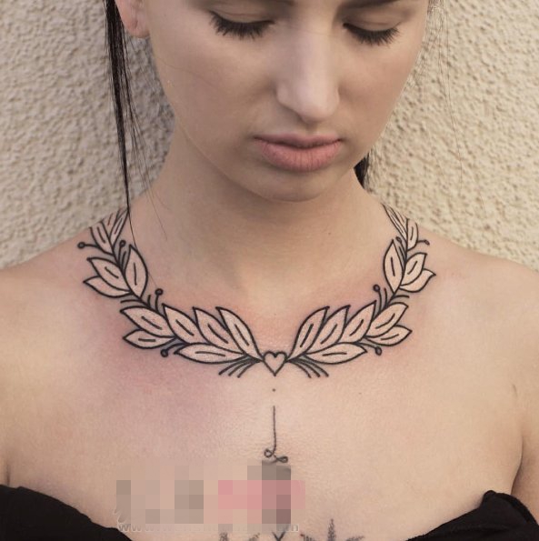 点击大图看下一张：女生肩膀上黑色线条创意3d唯美项链纹身图片