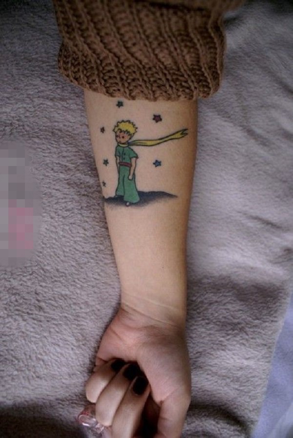 点击大图看下一张：女生手臂上彩绘星星和动漫人物小王子纹身图片