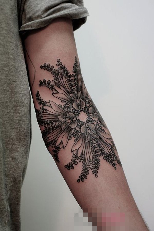 点击大图看下一张：女生手臂上黑色素描点刺技巧创意花朵纹身图片