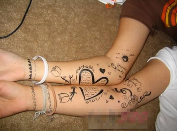 点击大图看下一张：闺蜜手臂上黑色线条创意心形个性纹身图片