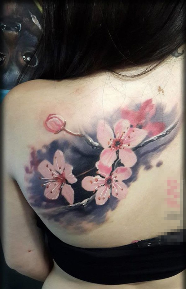 点击大图看下一张：女生背部彩绘水彩创意唯美花朵文艺纹身图片