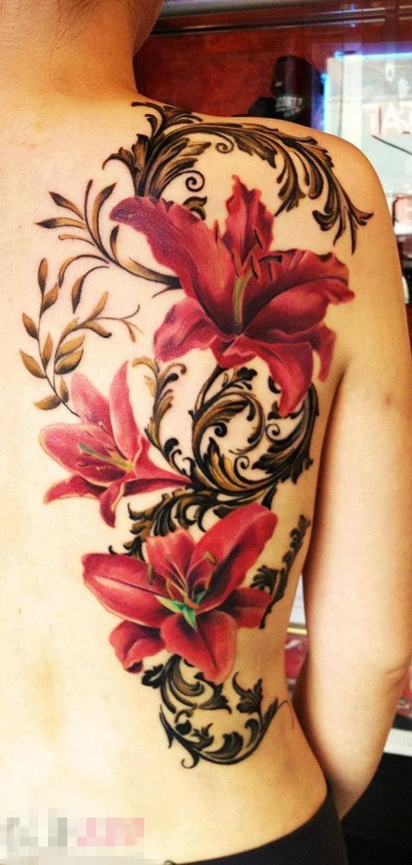 点击大图看下一张：女生背部彩绘水彩唯美花朵大面积纹身图片