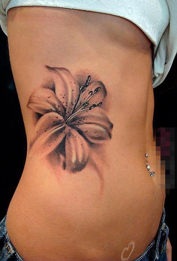 点击大图看下一张：女生侧腰上黑灰点刺植物素材百合花纹身图片