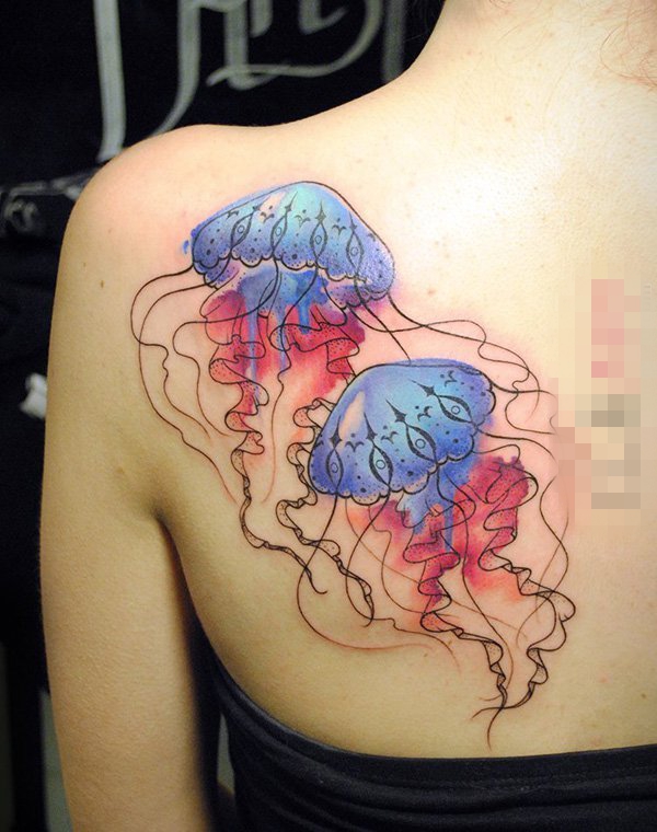 点击大图看下一张：女生后背上彩绘抽象线条小动物水母纹身图片